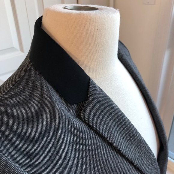 Elie Tahari Blazer with adjustable back zipper - Picture 4 of 9